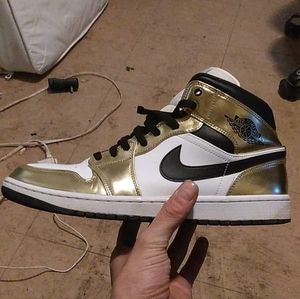 Jordan 1s mid top